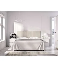 Conjunto cabecero, armario 2 puertas 4 cajones y 2 mesitas Lula acabado alistonado natural/blanco.