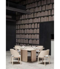 Mesa cuadrada para cocina o comedor modelo Arq acabado roble claro, 137cm(ancho) 75cm(alto) 137cm(largo)