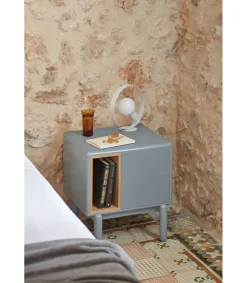 Mesita de noche para dormitorio modelo Corvo 1 hueco 2 cajones acabado gris perla, 35cm(ancho) 55cm(alto) 48cm (largo)
